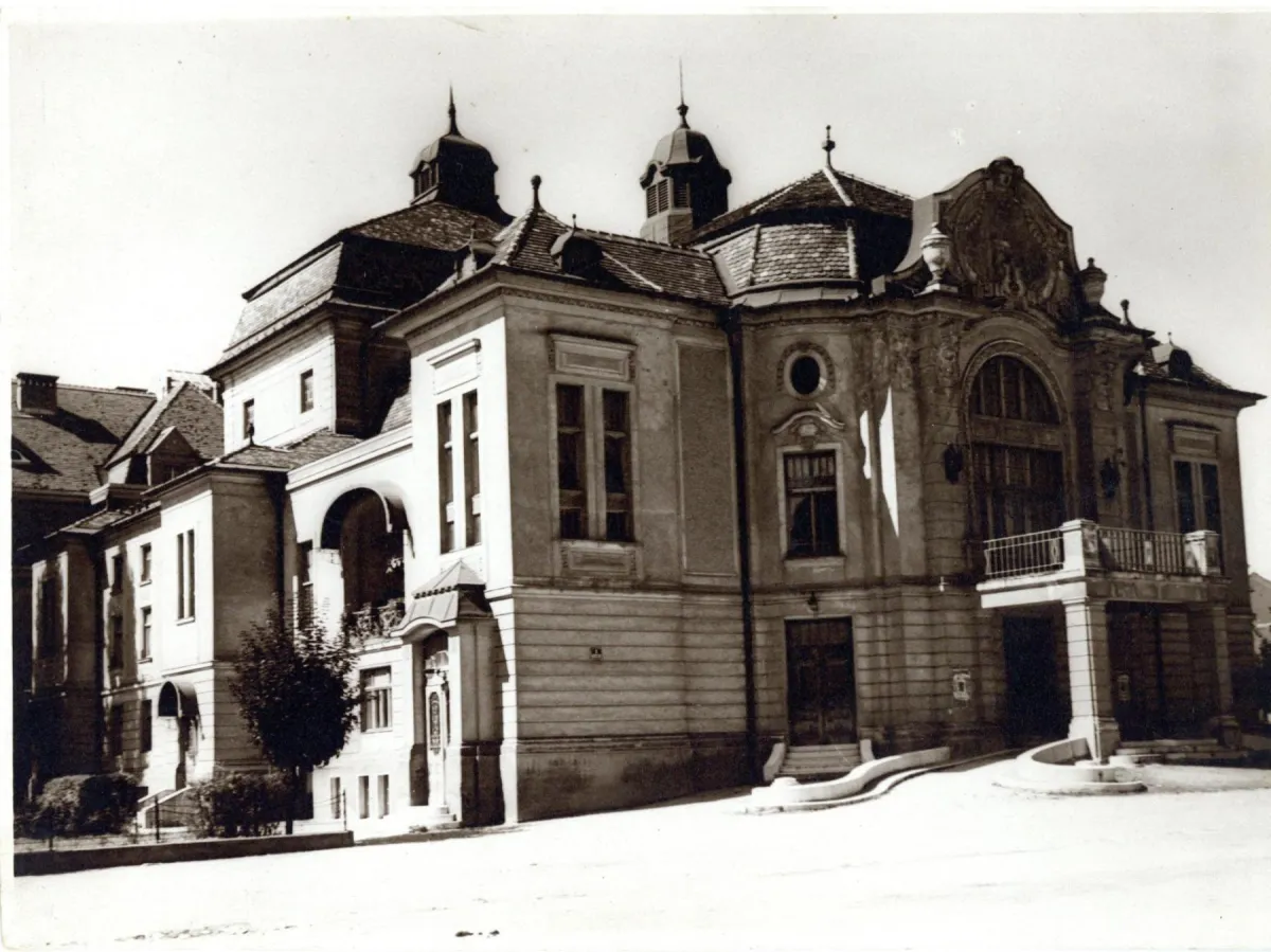 fotografija gledališke stavbe